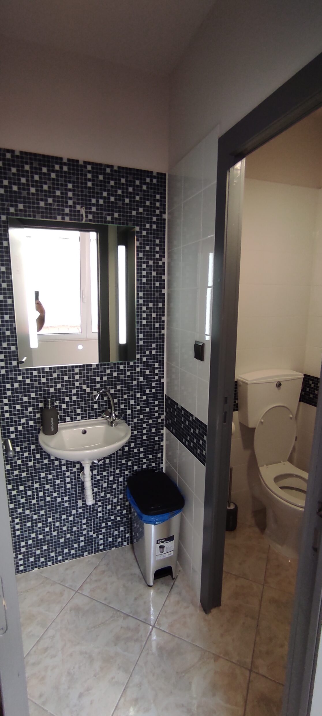 Αυτοκόλλητα κάλυψης τοίχου